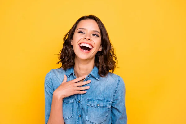 És tão engraçada. Retrato de alegre positivo engraçado funky menina ouvir piada rir desgaste jovens roupas isoladas sobre amarelo cor brilhante fundo — Fotografia de Stock