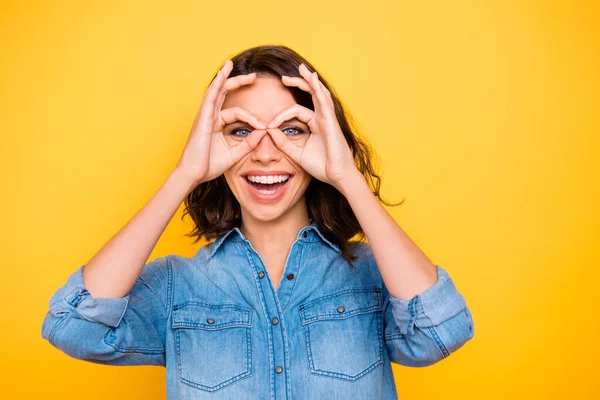 Retrato de alegre menina funky positivo se sentir despreocupado ter fins de semana tempo livre fazer binóculos com os dedos tolo usar roupas modernas isolados sobre fundo de cor amarela — Fotografia de Stock