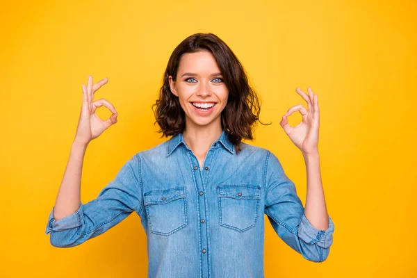 Retrato de alegre adorável promotor mostrar ok sinais selecionar novidade sugerem anúncios anunciar o uso promocional roupas modernas da moda isolado sobre fundo de cor brilhante — Fotografia de Stock