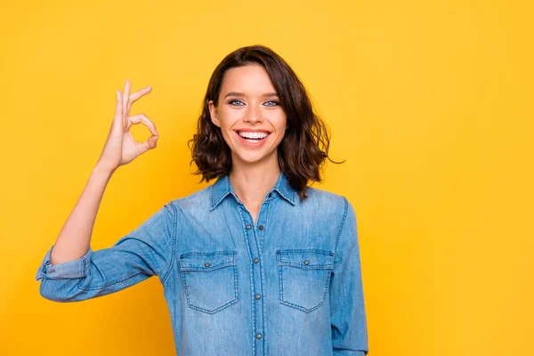 Retrato de alegre promotor positivo se divertir mostrar ok sinal recomendar informações sobre descontos de vendas roupas tendência desgaste isolado sobre fundo de cor amarela — Fotografia de Stock