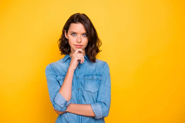 Ritratto di splendida ragazza concentrata sguardo freelance premuroso pronto a decidere decisione scegliere scelta indossare abiti giovani alla moda isolato su sfondo di colore giallo — Foto Stock