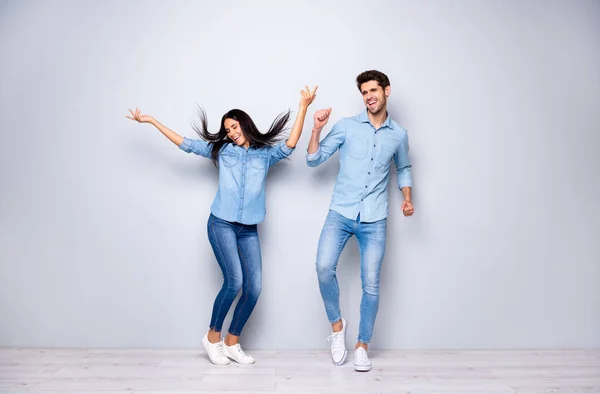 Foto de cuerpo entero de tipo divertido y señora escalofriante en fiesta disco bailando lanzando aire de pelo desgaste casual jeans ropa aislada color gris fondo — Foto de Stock