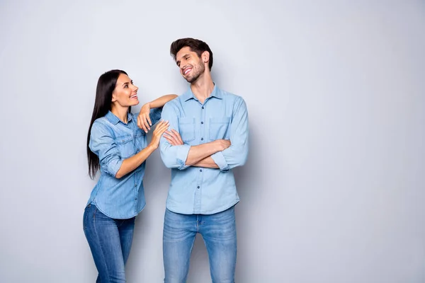 Foto di incredibile coppia innamorata di lavorare insieme trascorrere una pausa caffè chiacchierando usura casual jeans vestiti isolato colore grigio sfondo — Foto Stock