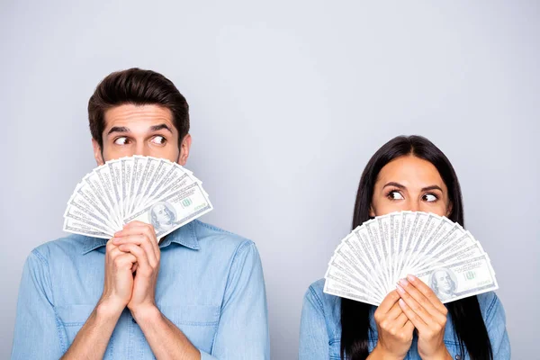 돈을 쓰고 싶어 하는 교활하게 흥분 한 표정으로 손에 달러를 들고 있는 웃긴 남자와 여자의 사진이 보인다. — 스톡 사진