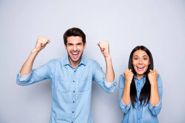 Foto van charmante vrolijke leuke leuke fascinerende paar van twee mensen trendy dragen jeans denim tonen emotionele gezicht expressie geïsoleerd over wit grijs kleur achtergrond — Stockfoto