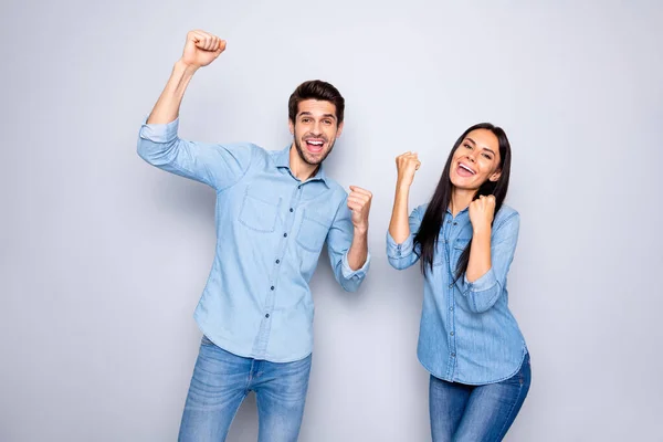 Retrato de su ella ella agradable atractivo encantador lindo alegre alegre alegre pareja celebrando logro aislado sobre luz blanco gris pastel color fondo — Foto de Stock