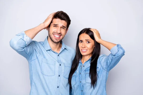 Nahaufnahme Porträt seiner er sie schön attraktiv charmant reizend weinend besorgte Paar wow emotionalen Ausdruck isoliert über hellweiß grau pastellfarbenen Hintergrund — Stockfoto