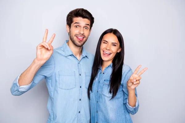 Porträtt av hans han henne hon trevlig attraktiv glad glad glad roligt par visar v-tecken blinkande ha kul isolerad över ljus vit grå pastell färg bakgrund — Stockfoto