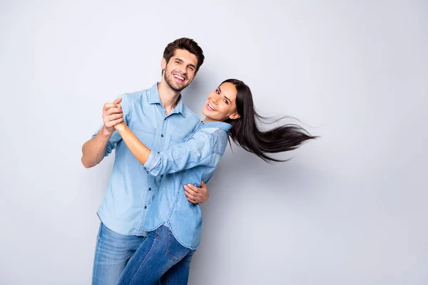 Porträtt av hans he he her she nice attraktiv charmig härlig glad glad glad positiva par bär casual dans har kul njuter fritid isolerad på ljusvit grå pastell färg bakgrund — Stockfoto