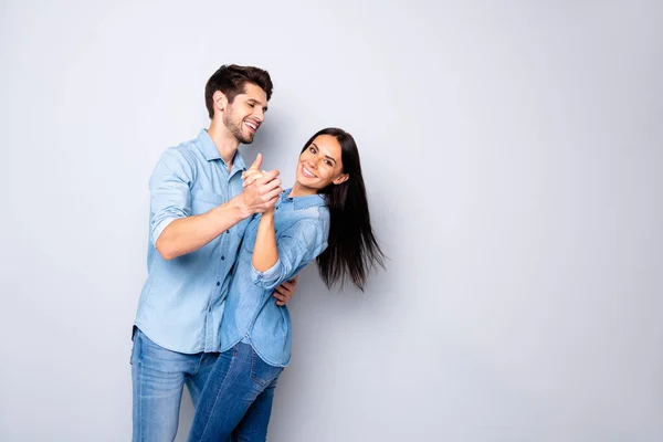 Perfil lado ver retrato de su ella ella agradable atractivo encantador adorable alegre alegre alegre positivo tierna pareja usando casual bailando aislado en blanco claro gris pastel color fondo — Foto de Stock