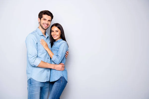 Retrato dele ele ela agradável atraente encantador encantador alegre casal vestindo casual abraçando cópia vazio espaço vazio lugar isolado sobre luz branco cinza pastel cor fundo — Fotografia de Stock