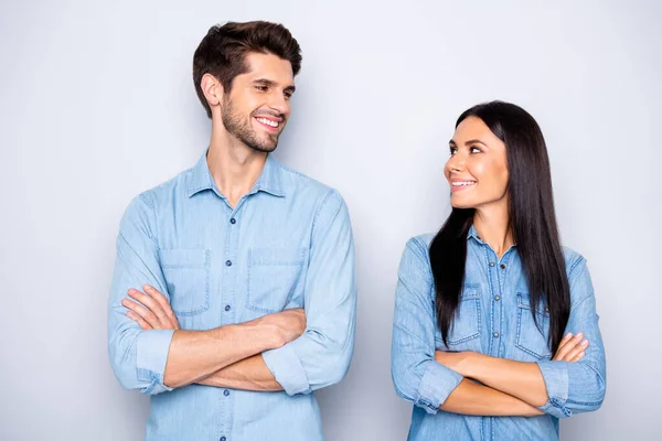 Nahaufnahme Porträt seiner er sie schön attraktiv fröhlich fröhlich zufriedene Paar Projekt praktische Partner tragen lässig gefaltete Arme isoliert über hellweißen Pastellfarben Hintergrund — Stockfoto