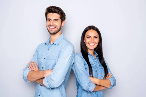 Close-up portret van hem hij haar ze mooie aantrekkelijke vrolijke inhoud paar partners leiders dragen casual gevouwen armen staan rug naar rug geïsoleerd over licht wit pastel kleur achtergrond — Stockfoto