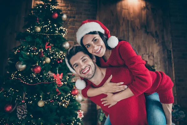 Close-up retrato de sua ele ela agradável atraente alegre animado feliz gentil cônjuges cuidadosos se divertindo passar férias de dezembro em luzes decoradas loft estilo de madeira de tijolo industrial interior — Fotografia de Stock