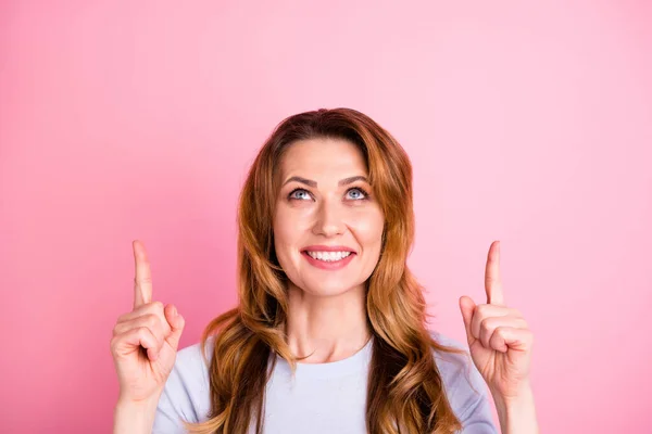 De cerca la foto del dedo índice de mujer alegre positivo en el espacio de copia descuentos de ventas directas indican que los anuncios usan suéter blanco aislado sobre fondo de color pastel —  Fotos de Stock