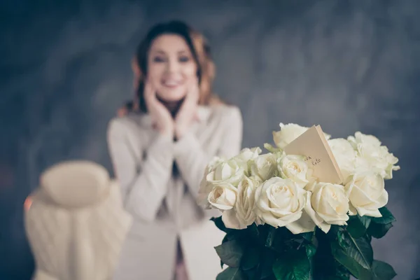 Γκρο πλαν άποψη πορτρέτο της Νίκαιας φρέσκα λευκά τριαντάφυλλα για θολή χαρούμενη χαρούμενη ώριμη σκηνοθέτης επαγγελματική ημέρα γιορτής festal σε βιομηχανικό στυλ εσωτερικό χώρο εργασίας σταθμό — Φωτογραφία Αρχείου