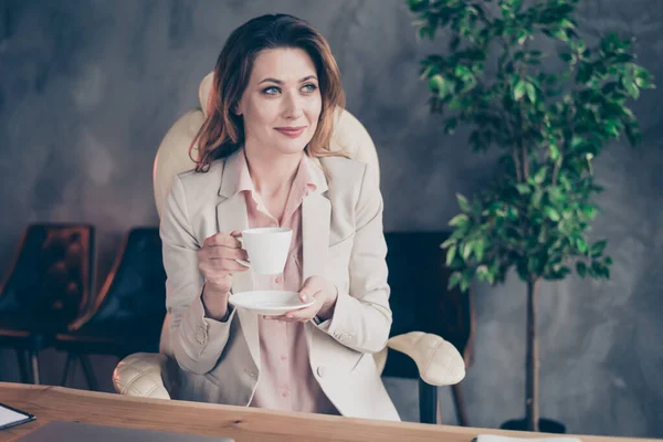 Close-up portret van haar ze mooie aantrekkelijke stijlvolle vrolijke dromerige volwassen dame hebben pauze drinken espresso drank op industriële stijl interieur binnenshuis werkplek station — Stockfoto