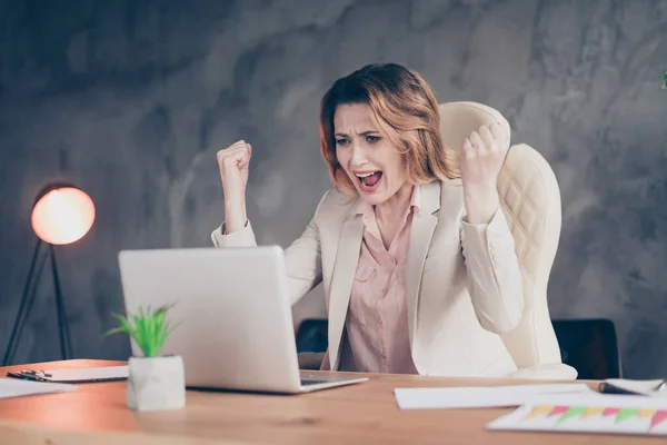 Primer plano retrato de ella ella agradable atractivo frustrado frustrado señora madura experimentada financista llorando sobre el resultado de las finanzas en el interior de estilo industrial en interiores lugar de trabajo estación — Foto de Stock