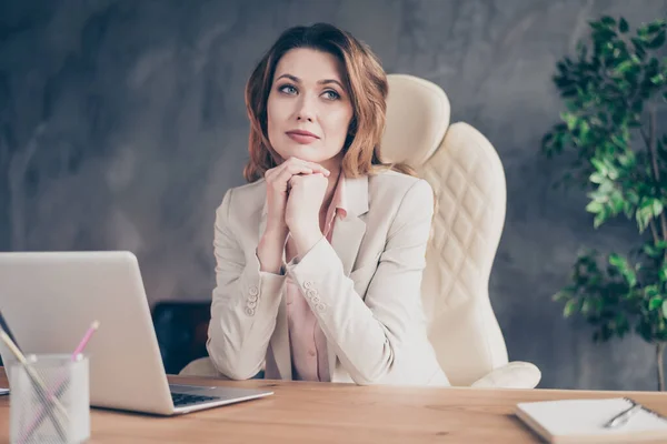 Primer plano retrato de ella ella agradable atractivo encantador elegante tranquilo tranquilo soñador maduro señora empresa fundador sentado en la silla en el interior de estilo industrial en interiores lugar de trabajo estación — Foto de Stock