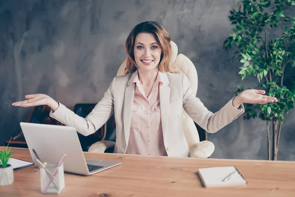 Retrato de ella ella agradable atractivo encantador encantador elegante alegre alegre señora madura mostrando amplios abrazos bienvenidos a la puesta en marcha del proyecto en el interior de estilo industrial en el interior de la estación de trabajo — Foto de Stock