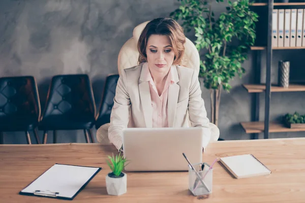 Portret van haar ze mooi ogende aantrekkelijke stijlvolle trendy gericht volwassen dame werken aan nieuwe project start-up op industriële stijl interieur binnenshuis werkplek station — Stockfoto