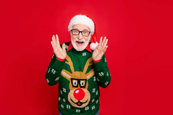 Foto av Santa tittar på låga priser jul shopping galen shoppare bära specs x-mas ful prydnad tröja hatt och jeans isolerad röd bakgrund — Stockfoto