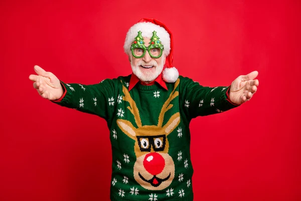 Foto de divertido gris pelo santa alegre niños que vienen a la fiesta de año nuevo quieren muchos abrazos usar x-mas árbol forma especificaciones feo adorno suéter aislado fondo rojo —  Fotos de Stock