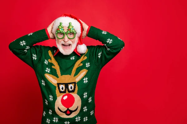 Foto de Papá Noel gris divertido lleno de niños y parientes que vienen a la fiesta de año nuevo desgaste especificaciones x-mas árbol forma feo ornamento suéter de reno aislado fondo rojo —  Fotos de Stock