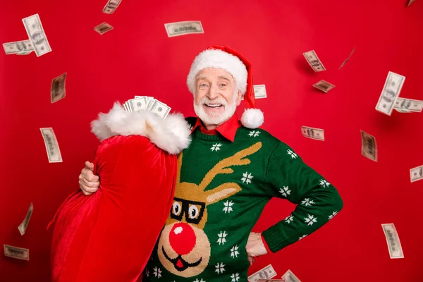 Gåvor debetkredit bank. Porträtt av grått vitt hår skägg gammal man pensionär pensionerad rik Santa claus hålla väska finansiering leverera människor i x-mas bära horn design tröja isolerad röd färg bakgrund — Stockfoto