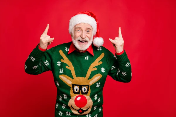 Lets rock-and-roll. Portrait of funky grey hair modern old man wear santa claus cap show horns fool on x-mas heavy metal party in antler deer design decor jumper isolated red color background — Stock Photo, Image