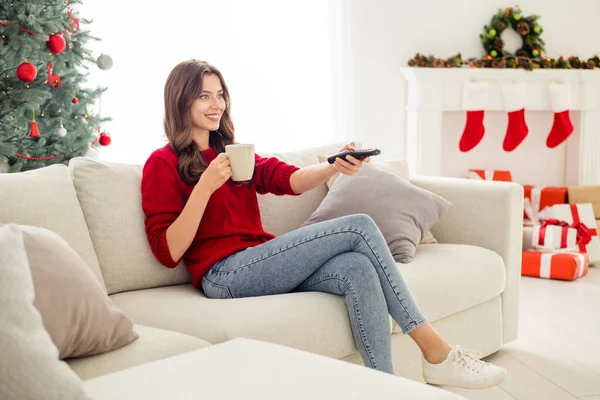 Foto de encantadora alegre divertido funky positivo hermosa novia atractiva viendo series de televisión beber ponche de huevo —  Fotos de Stock