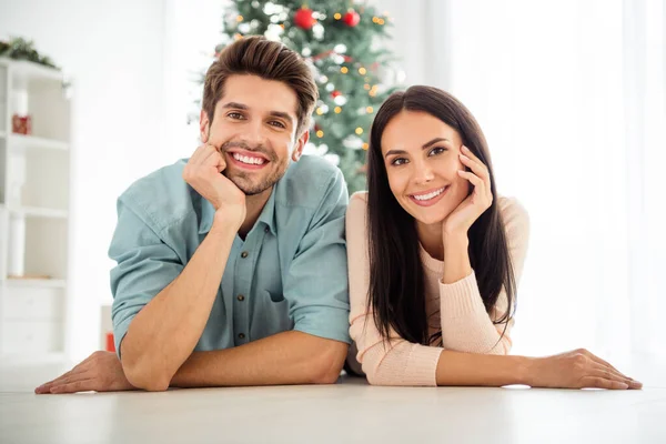 Close up zdjęcie dwóch osób para leżąca na podłodze cieszyć Boże Narodzenie czas x-mas wakacje w domu w pomieszczeniach — Zdjęcie stockowe