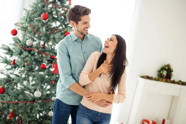 Zamienione zdjęcie dwojga ludzi wesoły facet i jego pani cieszyć Boże Narodzenie czas x-mas święta śmiejąc się w domu z nowości dekoracji wnętrz — Zdjęcie stockowe