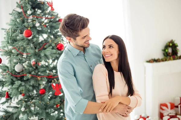 2人のロマンチックな男性と女性の抱擁の肖像は、屋内で新年の装飾と家の中でクリスマスの時間のX-masの休日をお楽しみください — ストック写真