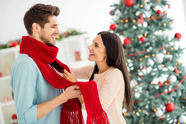 Profiel zijkant foto van twee mensen romantisch getrouwd man en vrouw genieten van kerst x-mas feest in huis met nieuwjaar decoratie binnen — Stockfoto
