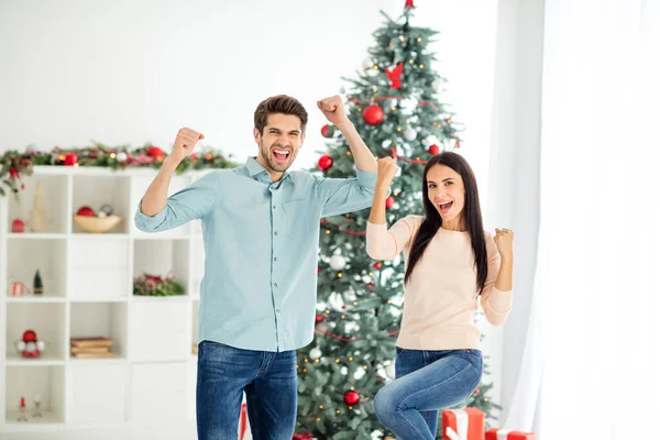 Portret van twee vrolijke gekke getrouwde mensen die vuisten opvoeden. Ja, ze vieren de overwinning op kerstfeest. — Stockfoto