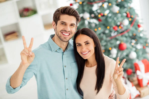Topo acima da foto de ângulo alto de duas pessoas encantador casal sentir romance fazendo v-sinais celebrar Natal tempo x-mas feriados em casa dentro de casa — Fotografia de Stock