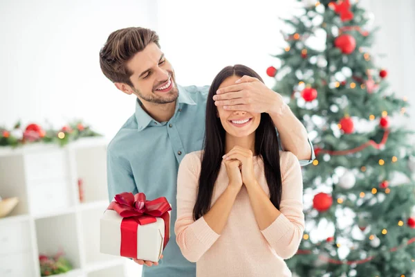 Portret van twee mensen romantisch vrouw wachten op kerstpakket geven door haar man genieten van noel x-mas traditie in huis binnen — Stockfoto