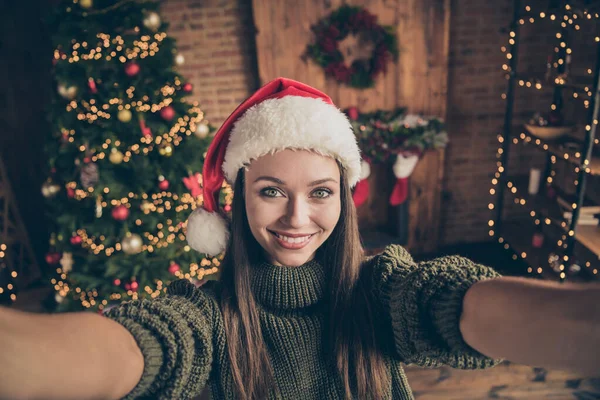 Close up foto de positivo alegre menina newyear blogger influenciador tomar selfie chamada de vídeo mostrar sua preparação tempo de festa de Natal em casa cheia de guirlandas mexilhões dentro de casa — Fotografia de Stock