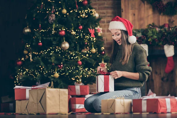 Vay canına, bu benim için. Heyecanlı duygusal kızın tam boy fotoğrafı. Kareli kareli battaniyeye otur. Noel hediyesi olarak hediye al. — Stok fotoğraf