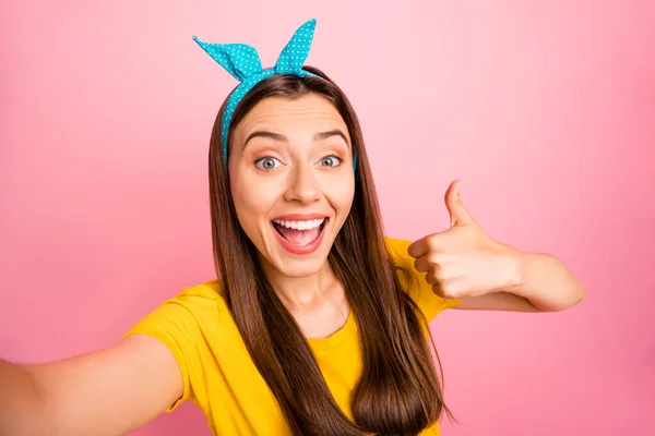 Primer plano de la foto de la señora alegre haciendo la foto que muestra el pulgar hacia arriba usando camiseta amarilla aislada sobre fondo rosa — Foto de Stock