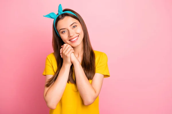 Retrato de una chica bonita sonriendo mirando a la cámara con una camiseta amarilla aislada sobre fondo rosa —  Fotos de Stock