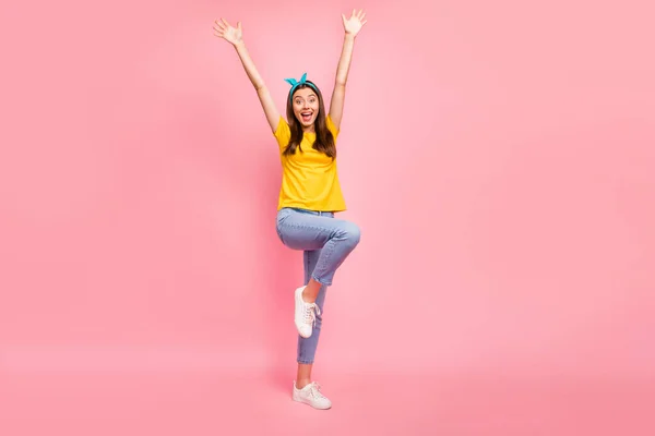 Foto de tamaño completo de la bella dama con las manos levantadas gritando usando camiseta amarilla aislada sobre fondo rosa — Foto de Stock