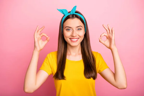 Foto di splendida meravigliosa meravigliosa ragazza incredibile così gioioso per i suoi nuovi vestiti che mostra il segno di raccomandare con due mani contemporaneamente mentre isolato con sfondo vivido — Foto Stock