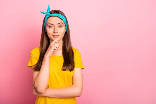 Foto di interessato meditando pin-up ragazza considerando opportunità di ingresso università all'estero, mentre isolato con sfondo vivido — Foto Stock