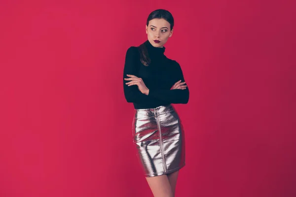 魅力的な美しい女性の実際のボスエグゼクティブルック持っている考えについて彼女のパートナー上の企業パーティーウェアファッショナブルなショートミニ衣装スリヴァー鉛筆スカート隔離された上の赤の色の背景 — ストック写真