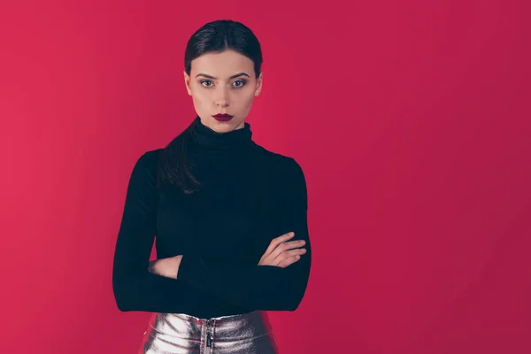 Retrato de señora pensativa estricta cruzar sus manos mirar fijamente verdadero líder en su carrera laboral desgaste cuello alto negro plata brillante vestido mini falda aislada sobre fondo de color rojo — Foto de Stock