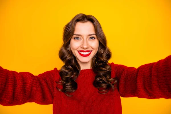 Auto foto de encantador alegre bonito agradável fascinante linda namorada sorrindo toothily na câmera tendo isolado com fundo de cor vívida — Fotografia de Stock