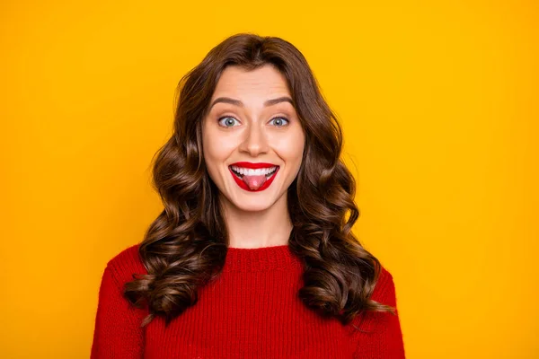 Foto de alegre feliz bonito encantador bonita fascinante linda namorada enganando furar a língua para fora sorrindo toothily feixe isolado sobre amarelo fundo de cor brilhante — Fotografia de Stock