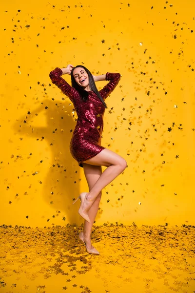 Vertikální plná délka tělo velikost pohled na pěkné atraktivní půvabné nádherné elegantní štíhlé fit veselá dívka tanec s zábavou volný čas izolované na světlé živé lesk pulzující žlutá barva pozadí — Stock fotografie